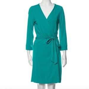 Diane von Furstenberg V-Neck Mini Dress Great for Spring and Summer!